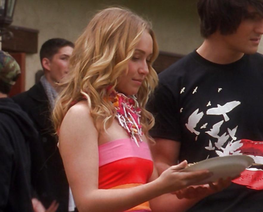 25P Hayden Panettiere Enjoying jerking over this cute blonde :)