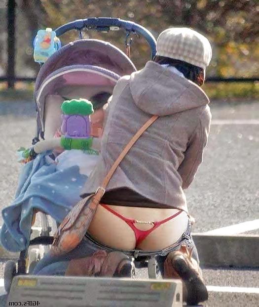 25P Thongs on Show