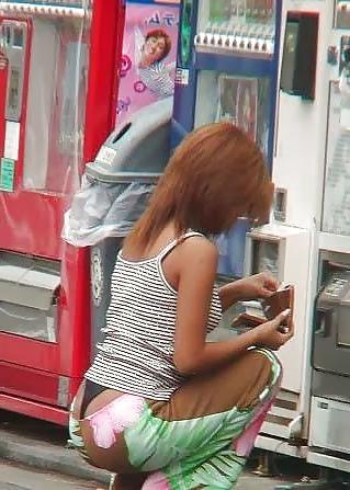 25P Thongs on Show