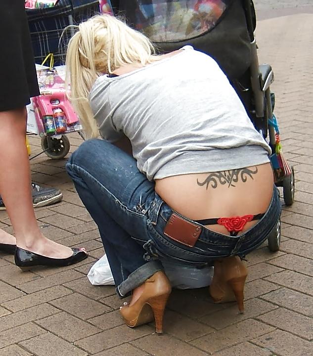 25P Thongs on Show