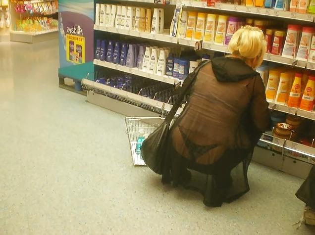 25P Thongs on Show
