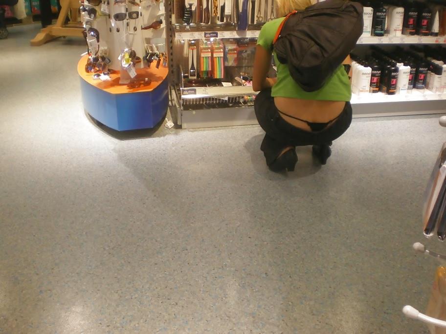 25P Thongs on Show