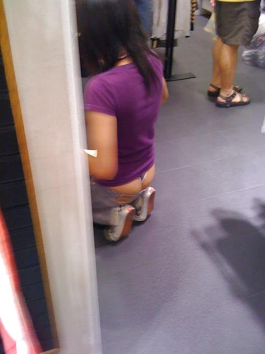 25P Thongs on Show