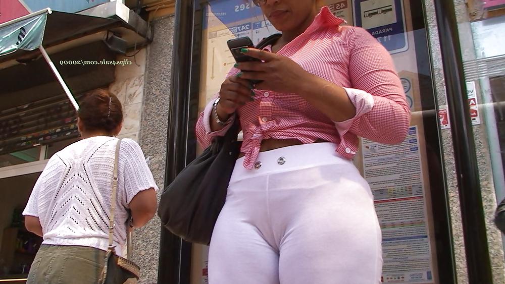 6P Hot candid cameltoe