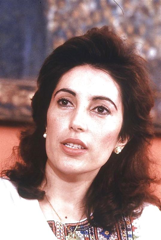 25P Let's Jerk Off Over ... Benazir Bhutto (Pakistani PM)