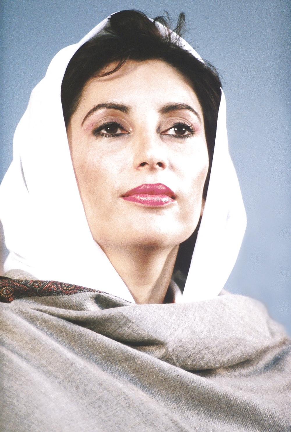 25P Let's Jerk Off Over ... Benazir Bhutto (Pakistani PM)