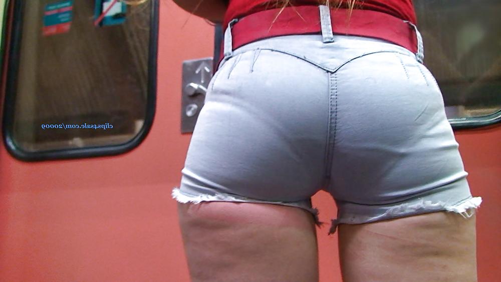 25P Delicious teen in shorts