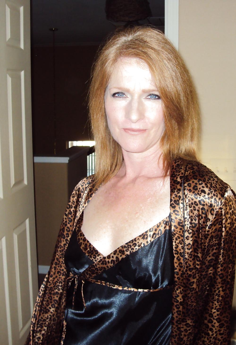 9P Milf wife loves to show off.