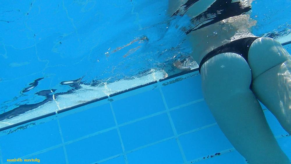25P Underwater voyeur swimmingpool