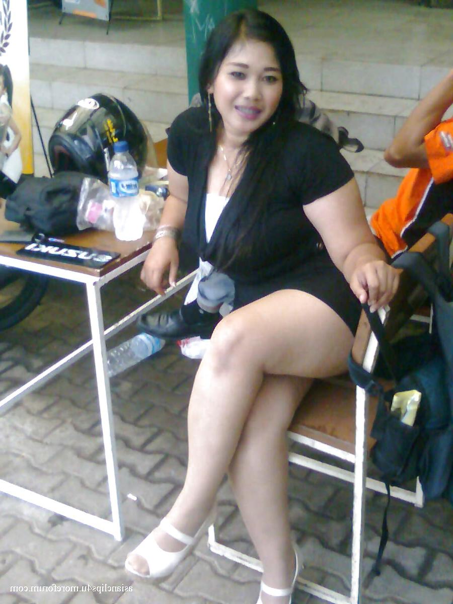 11P Chubby girls show big tits.