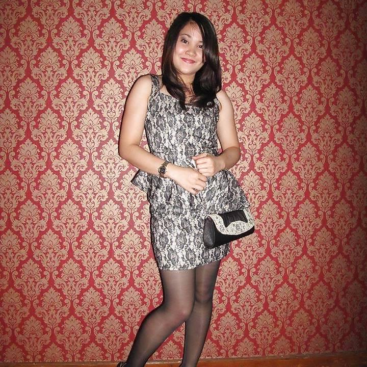 14P Women show Legs in Pantyhose