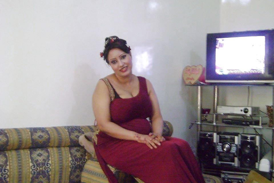 16P Nassera Arab Mom Exposed