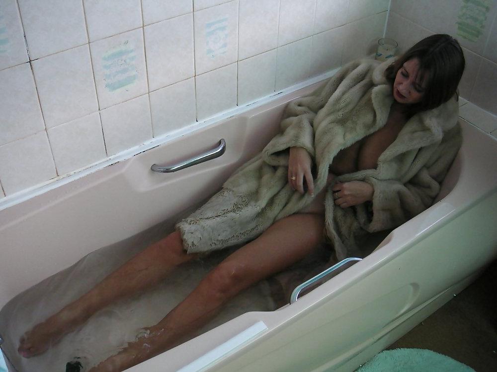 25P Fur coat in bathtub