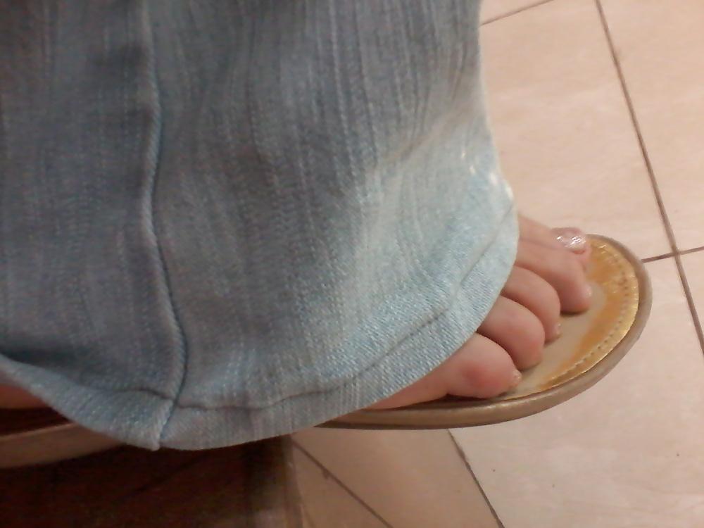 25P Feet on the street