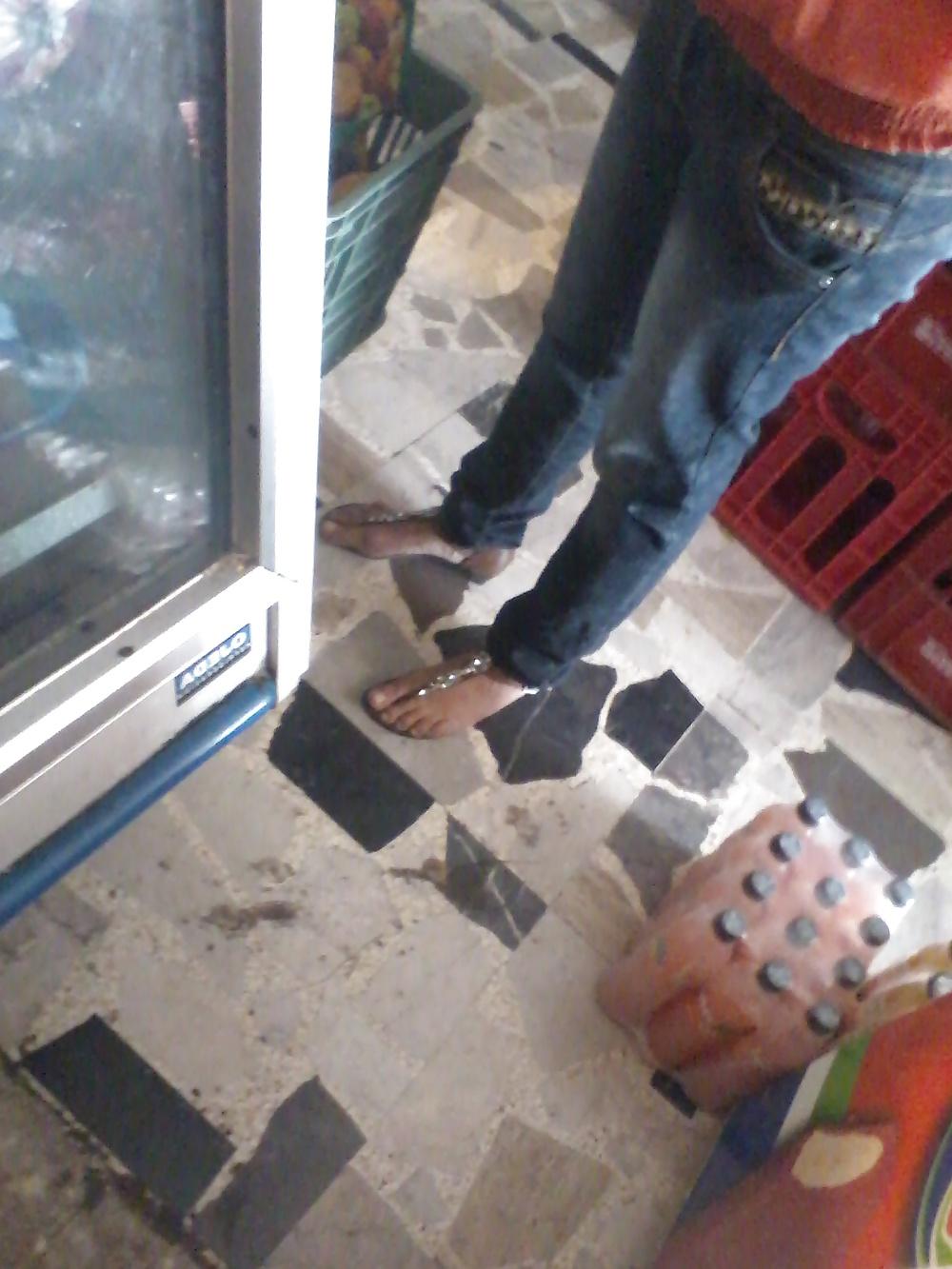25P Feet on the street