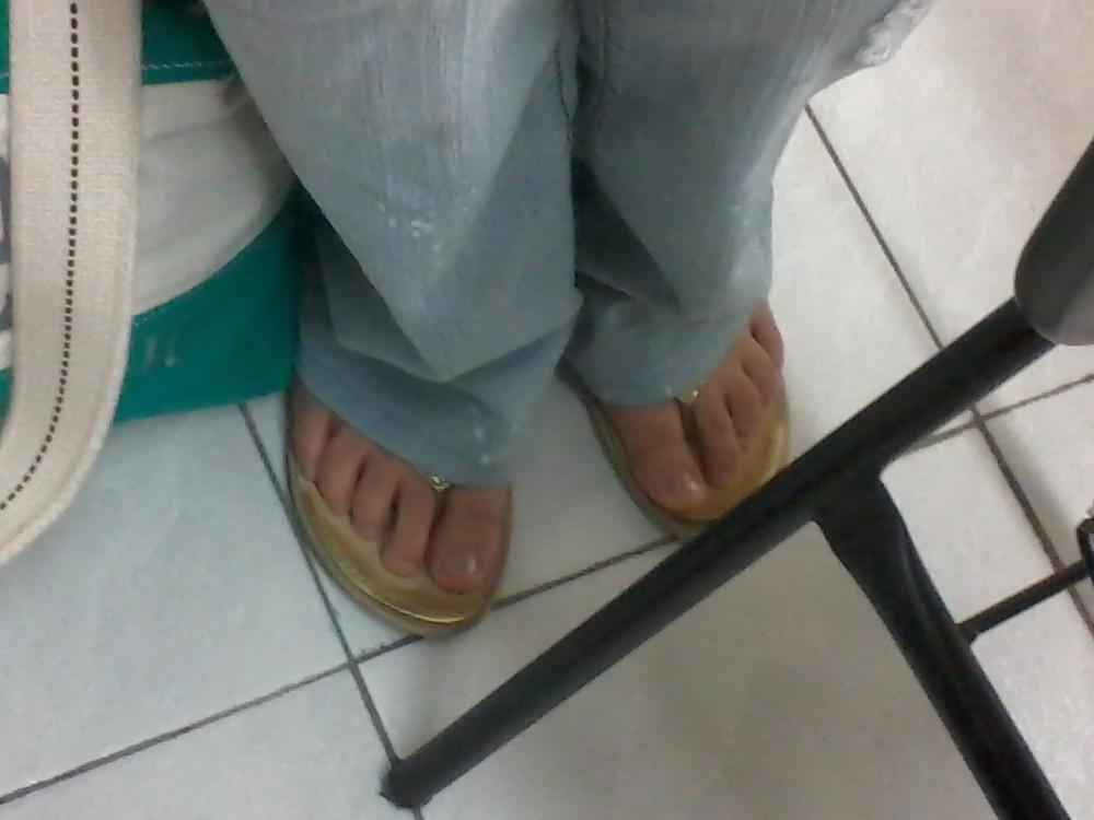 25P Feet on the street
