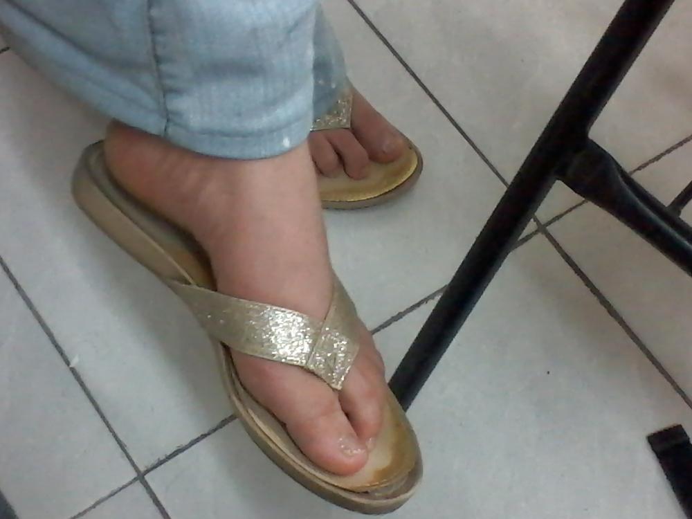 25P Feet on the street