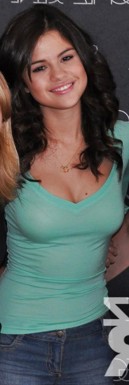 25P Selena Gomez - perfect wanking material