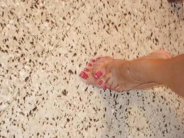 5P Xiomara Heredia 's sexy long toe nails