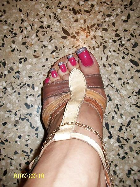 5P Xiomara Heredia 's sexy long toe nails