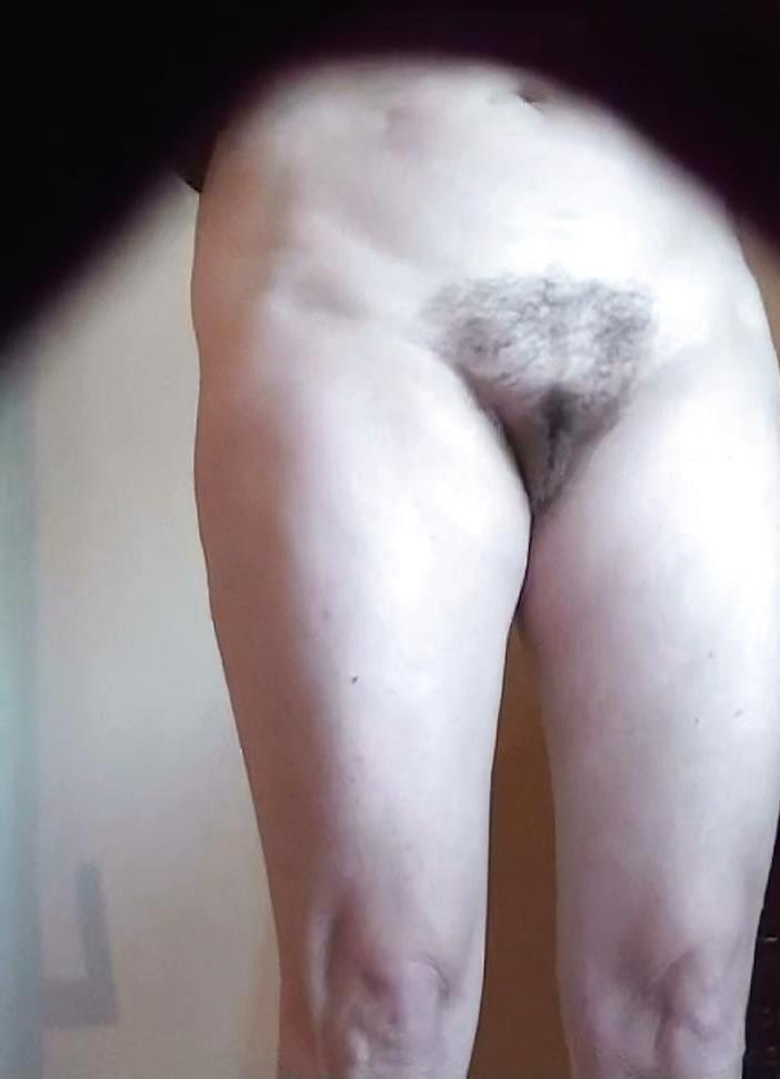 6P Presenting my hairy pussy