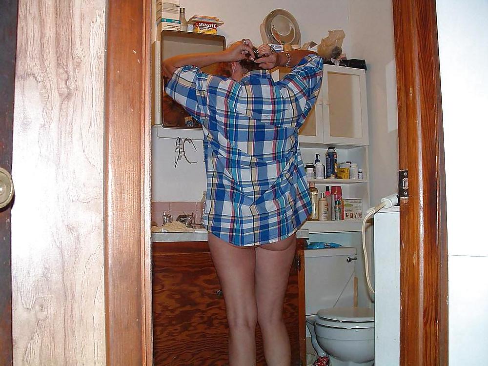 16P Housewife her nude in the kitchen
