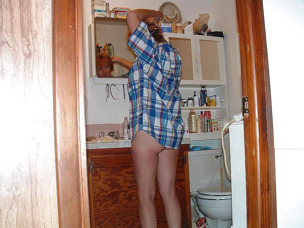 16P Housewife her nude in the kitchen