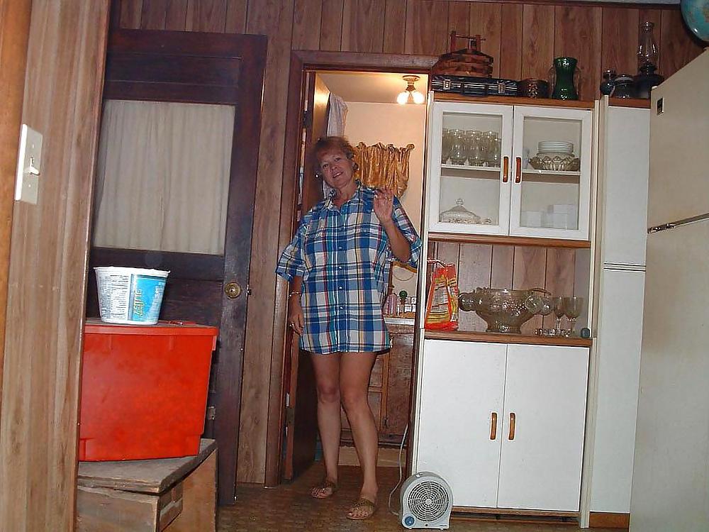 16P Housewife her nude in the kitchen