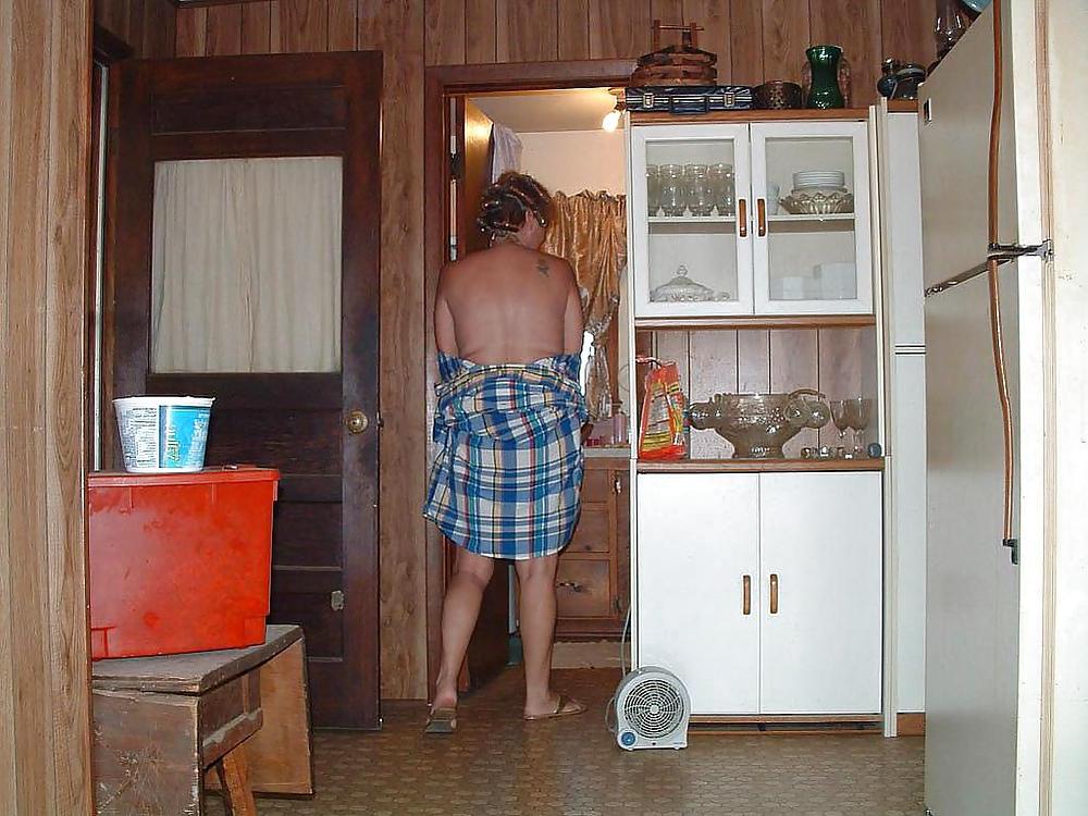 16P Housewife her nude in the kitchen