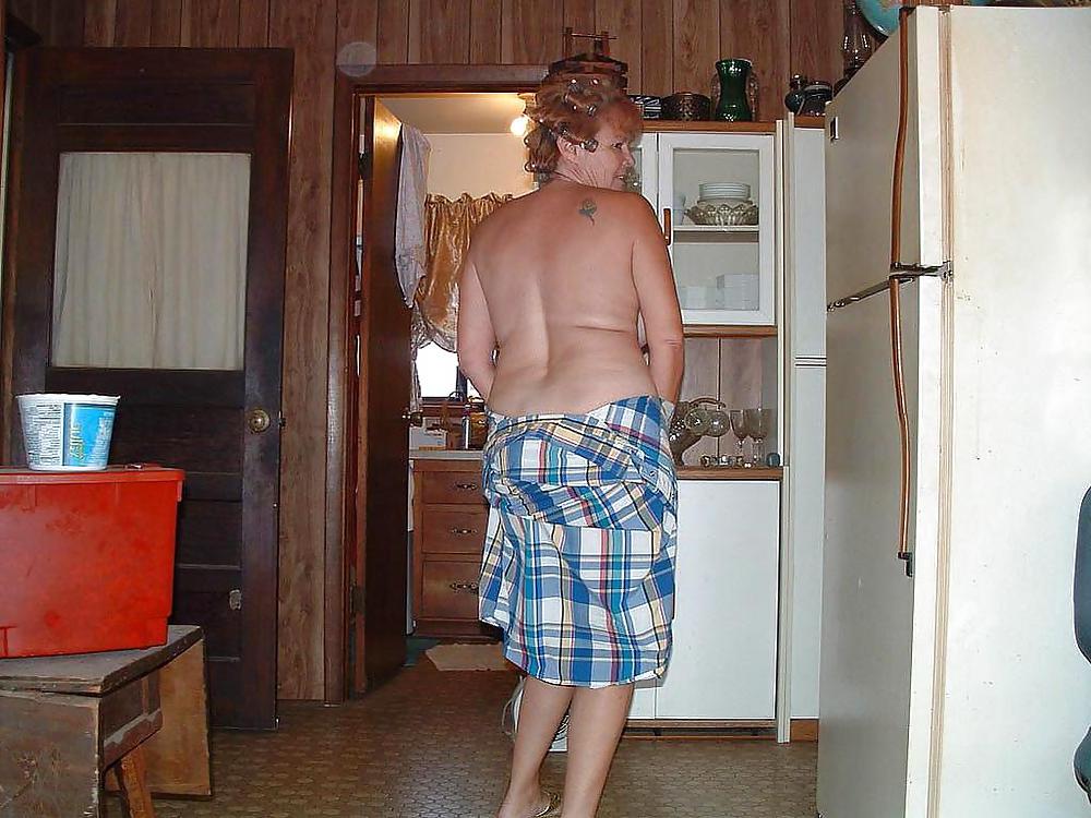16P Housewife her nude in the kitchen
