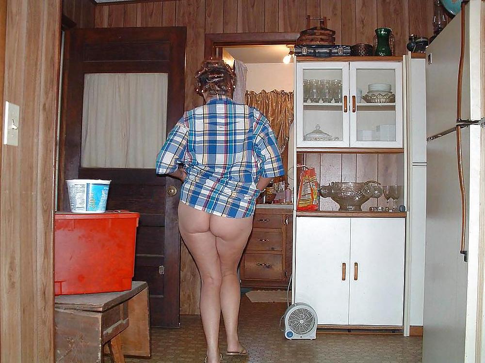 16P Housewife her nude in the kitchen