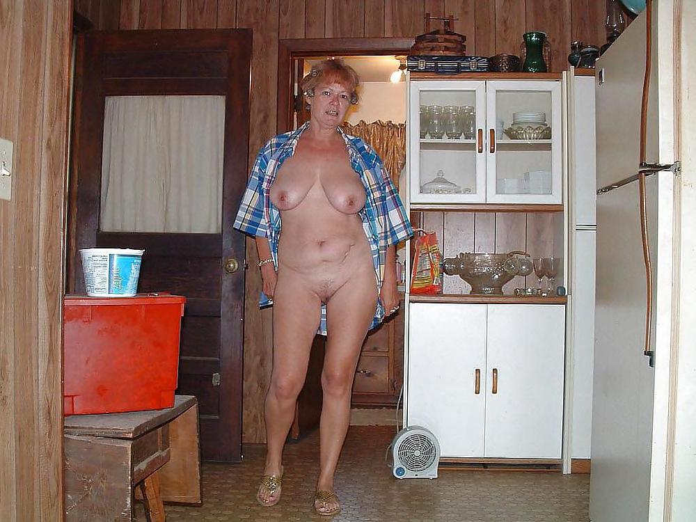 16P Housewife her nude in the kitchen