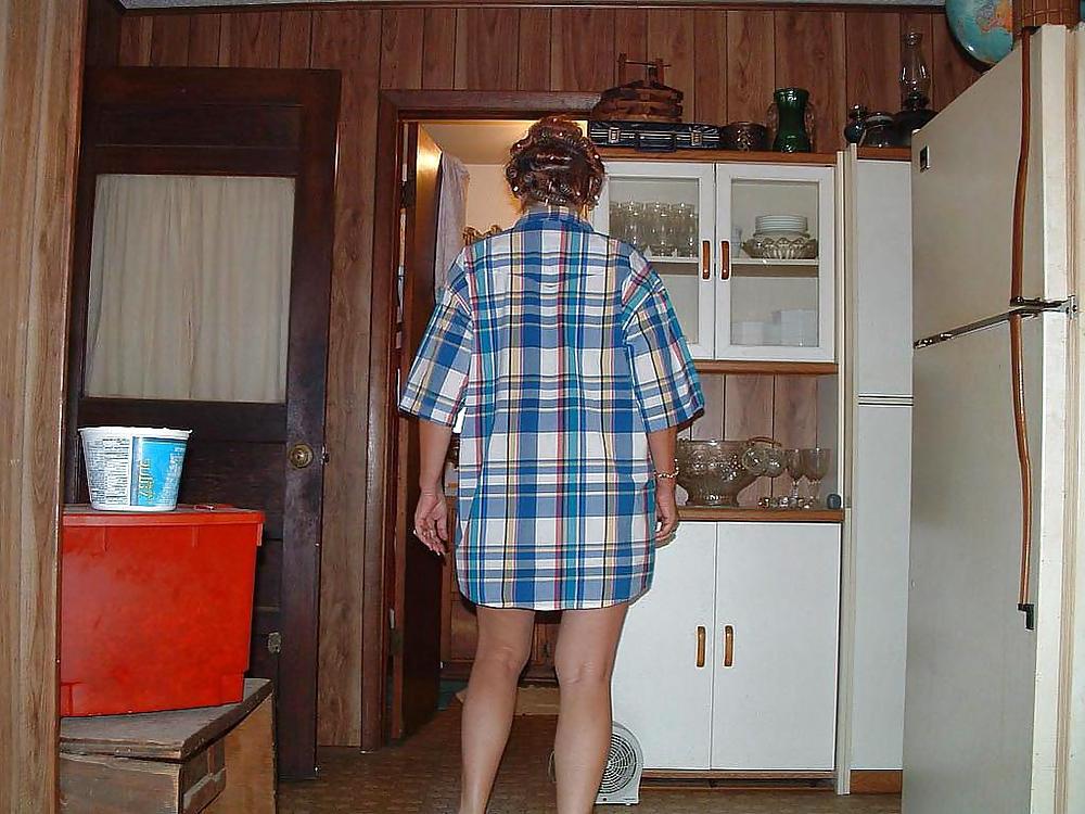 16P Housewife her nude in the kitchen