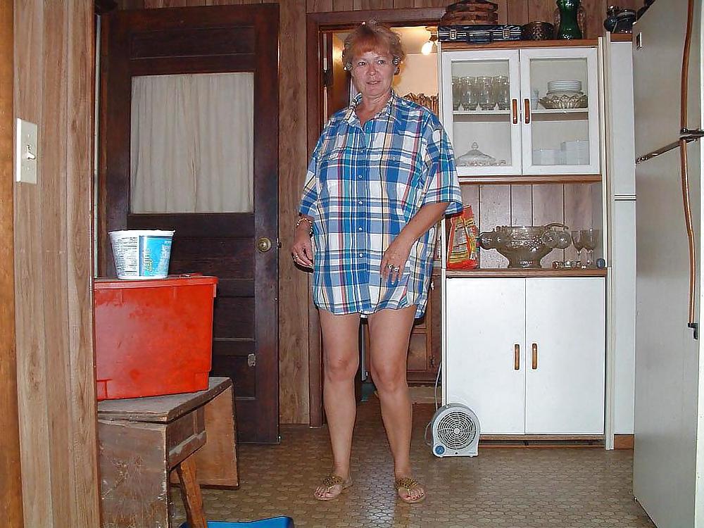 16P Housewife her nude in the kitchen