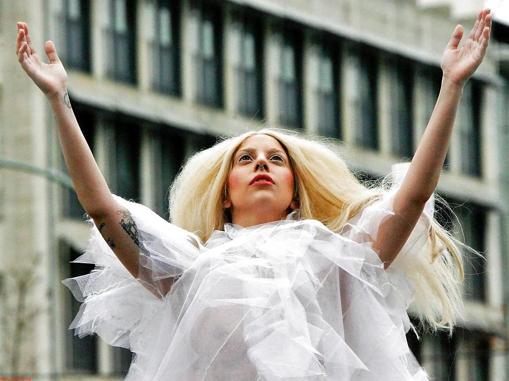 18P Lady Gaga seethough and strip in Berlin (Camaster)