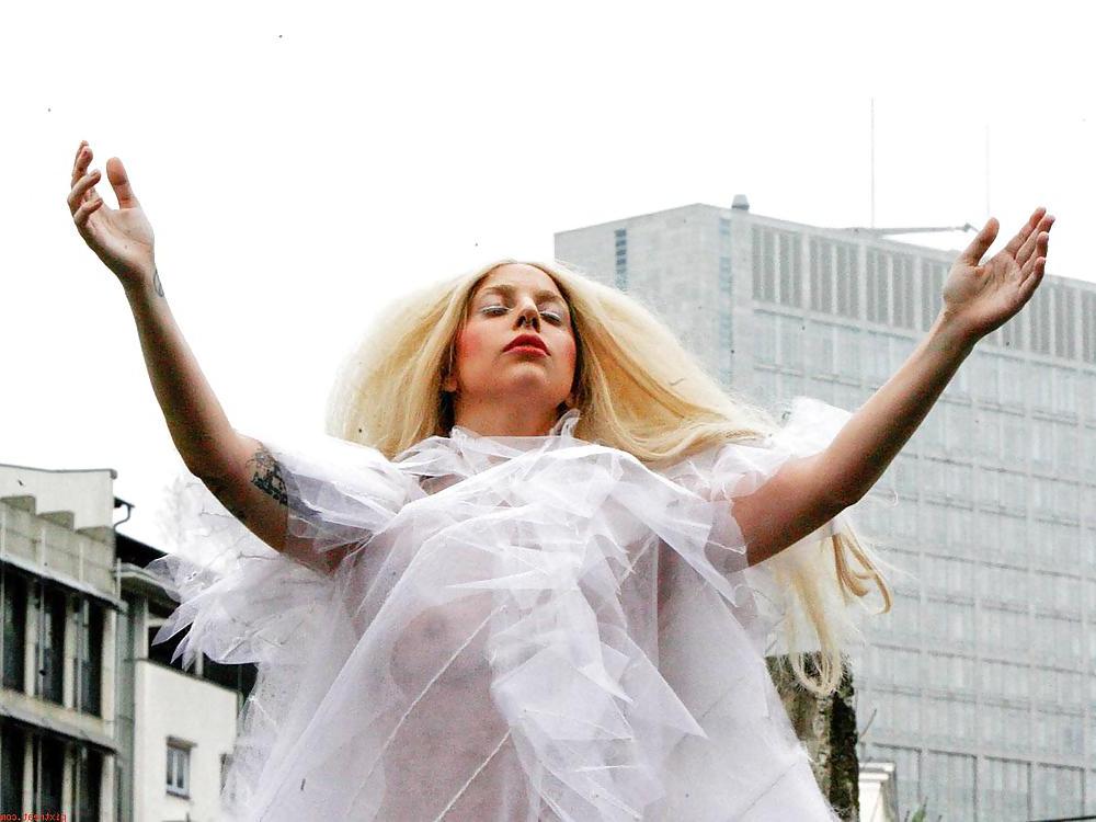 18P Lady Gaga seethough and strip in Berlin (Camaster)