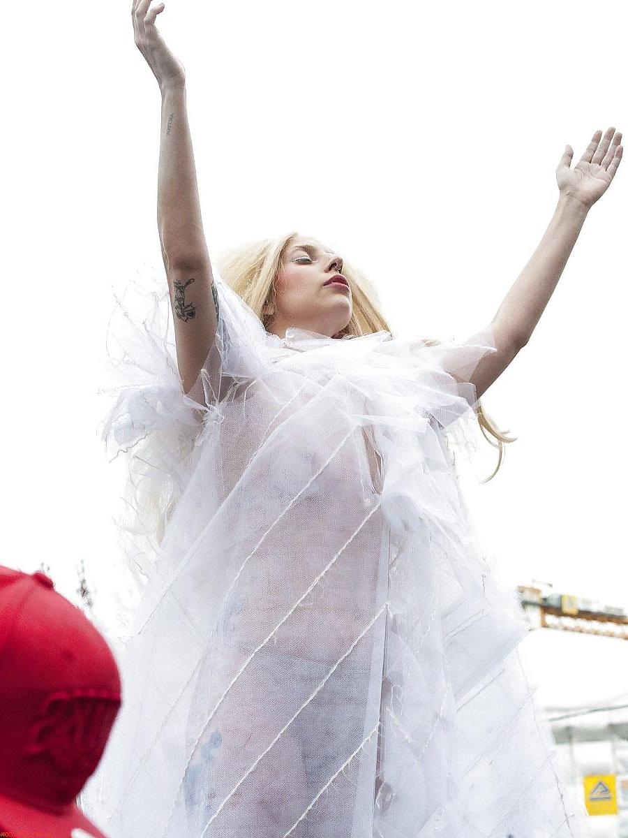 18P Lady Gaga seethough and strip in Berlin (Camaster)