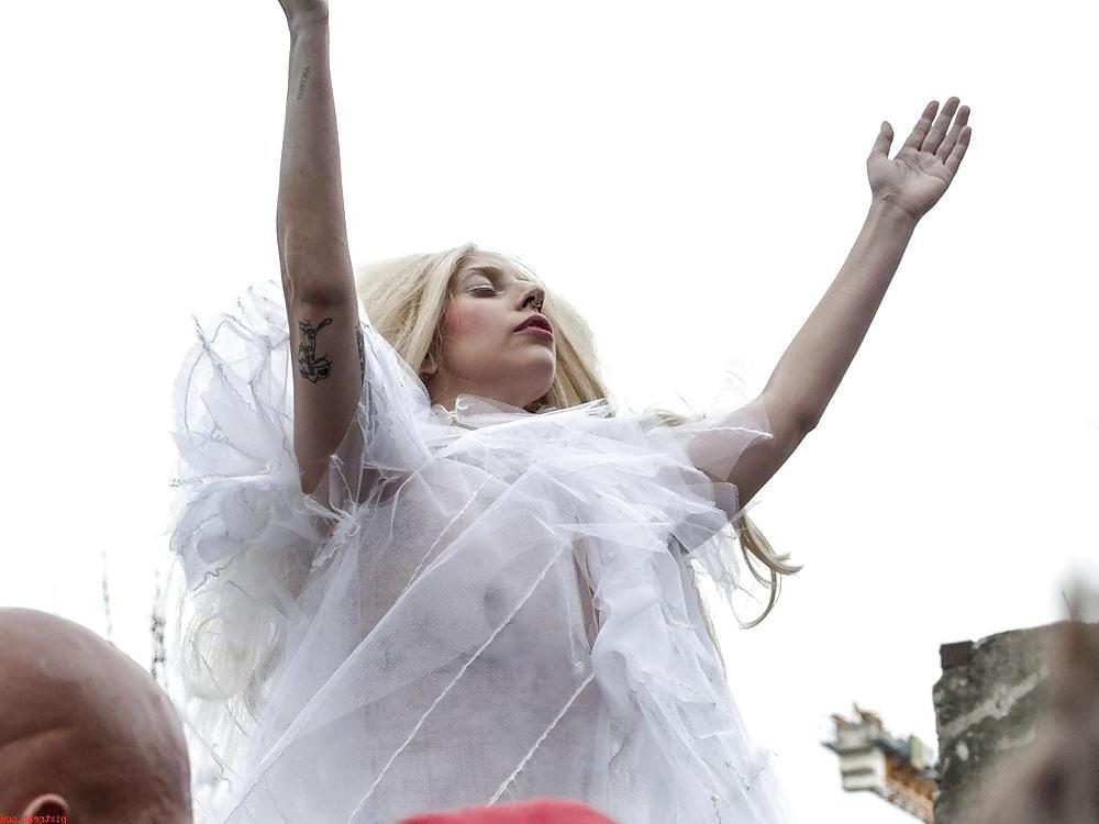18P Lady Gaga seethough and strip in Berlin (Camaster)