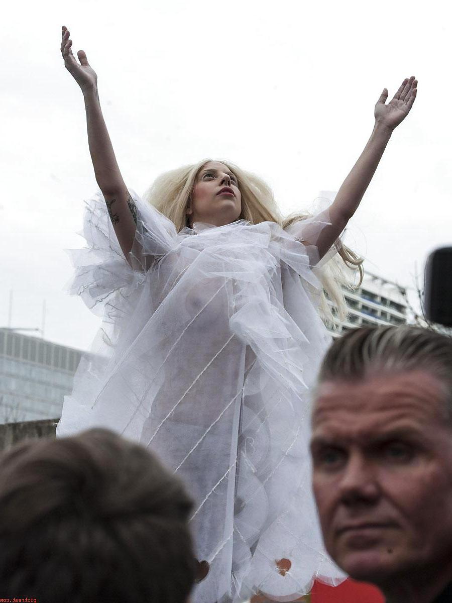 18P Lady Gaga seethough and strip in Berlin (Camaster)