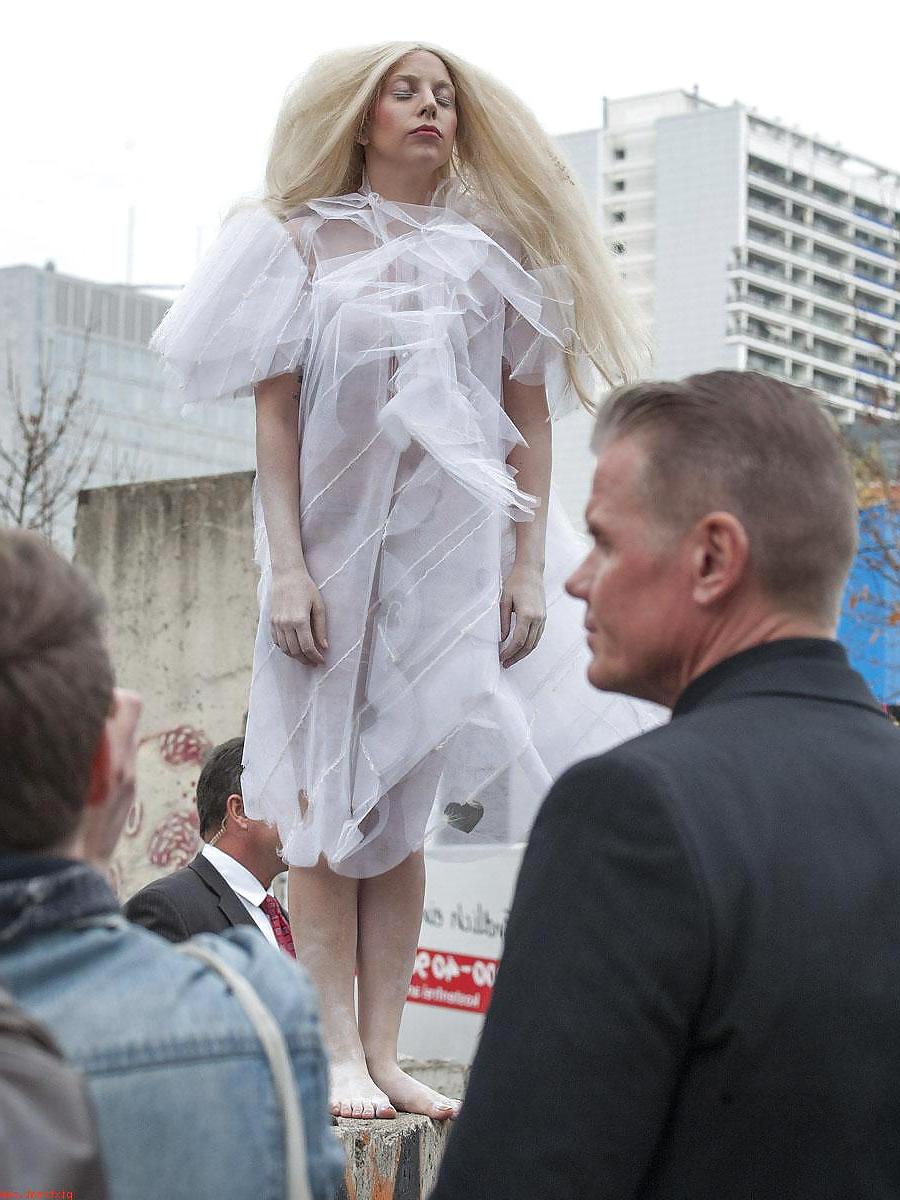 18P Lady Gaga seethough and strip in Berlin (Camaster)