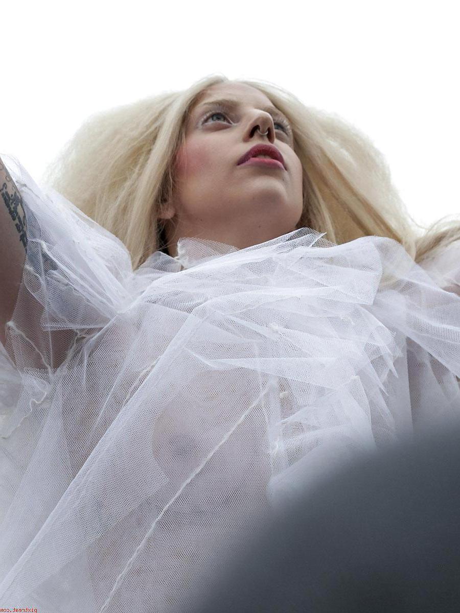 18P Lady Gaga seethough and strip in Berlin (Camaster)