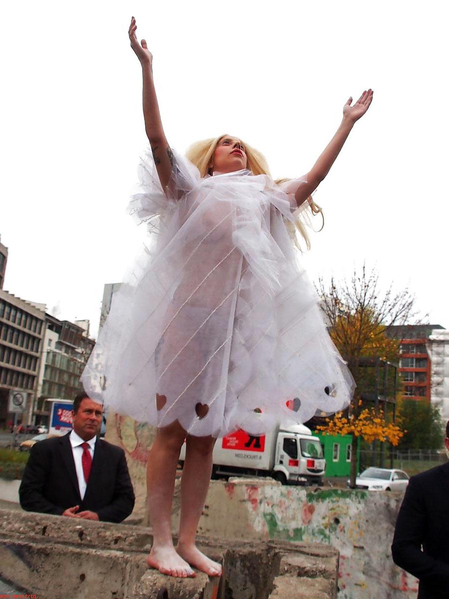 18P Lady Gaga seethough and strip in Berlin (Camaster)