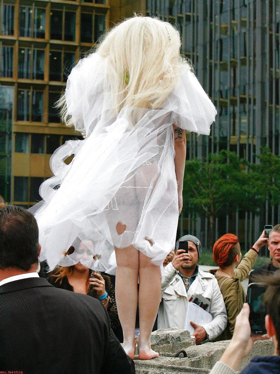 18P Lady Gaga seethough and strip in Berlin (Camaster)