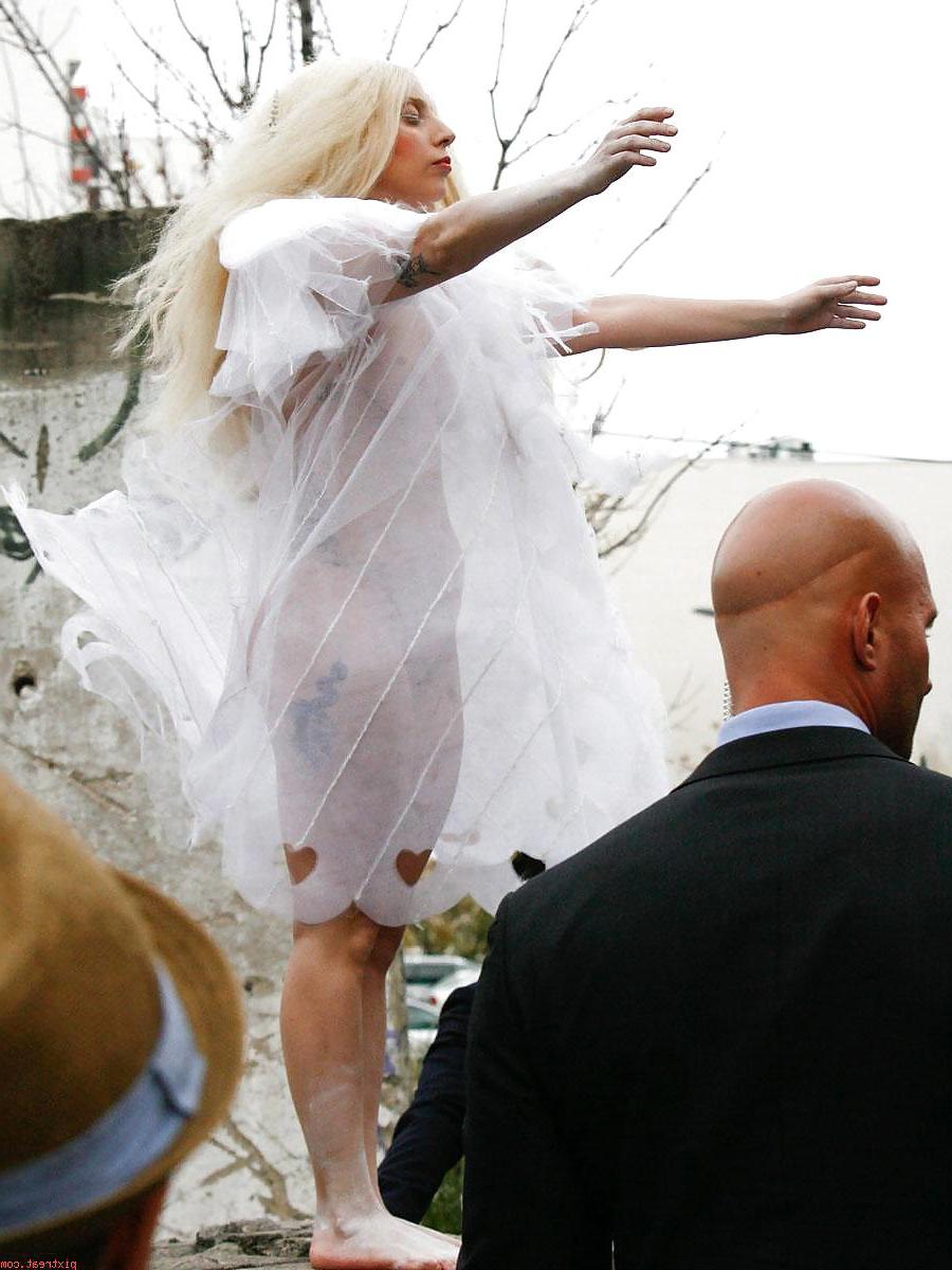18P Lady Gaga seethough and strip in Berlin (Camaster)