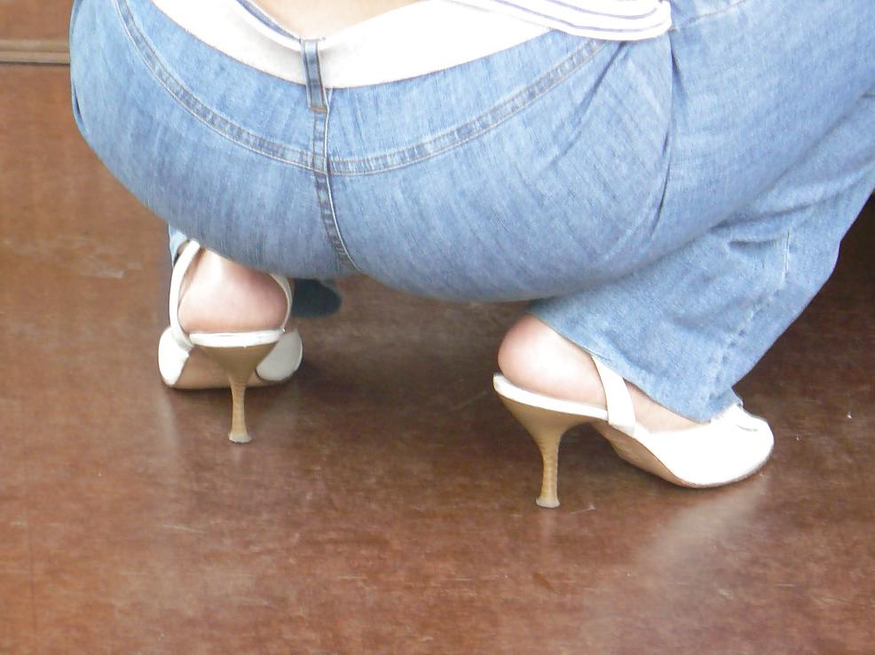 18P Feet and heels on the street