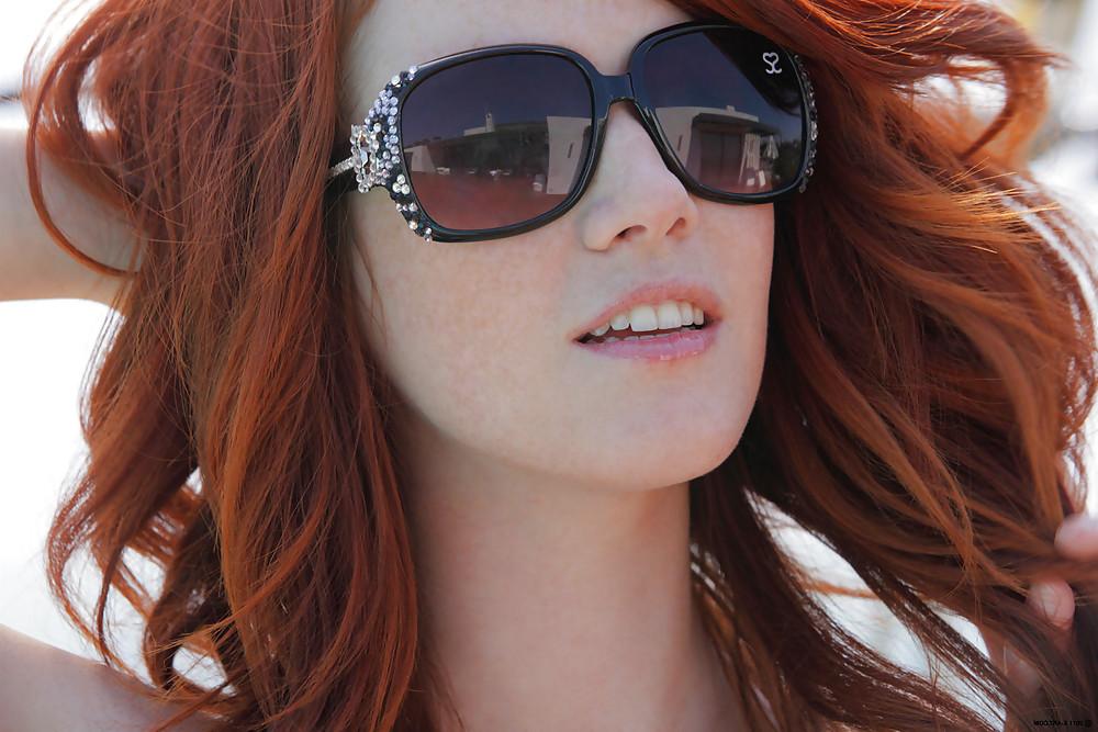 16P Very beautiful redhead does a show outdoor