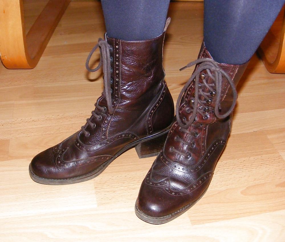 25P Short tartan skirt and shiny tights