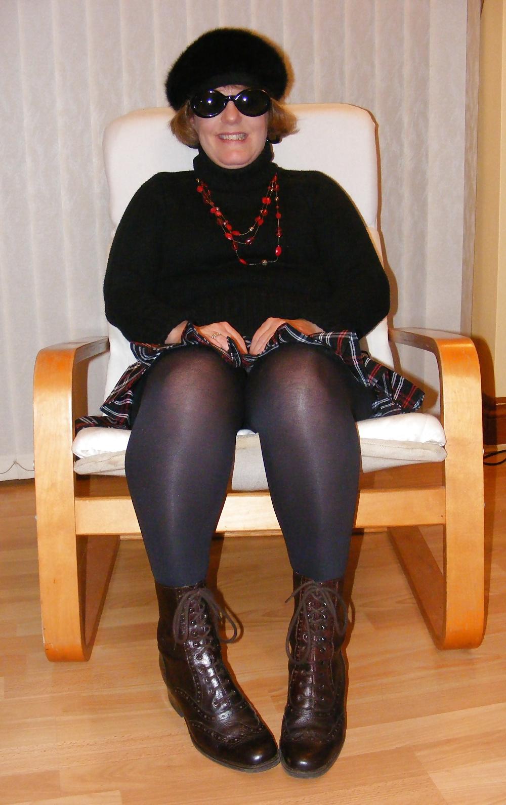 25P Short tartan skirt and shiny tights