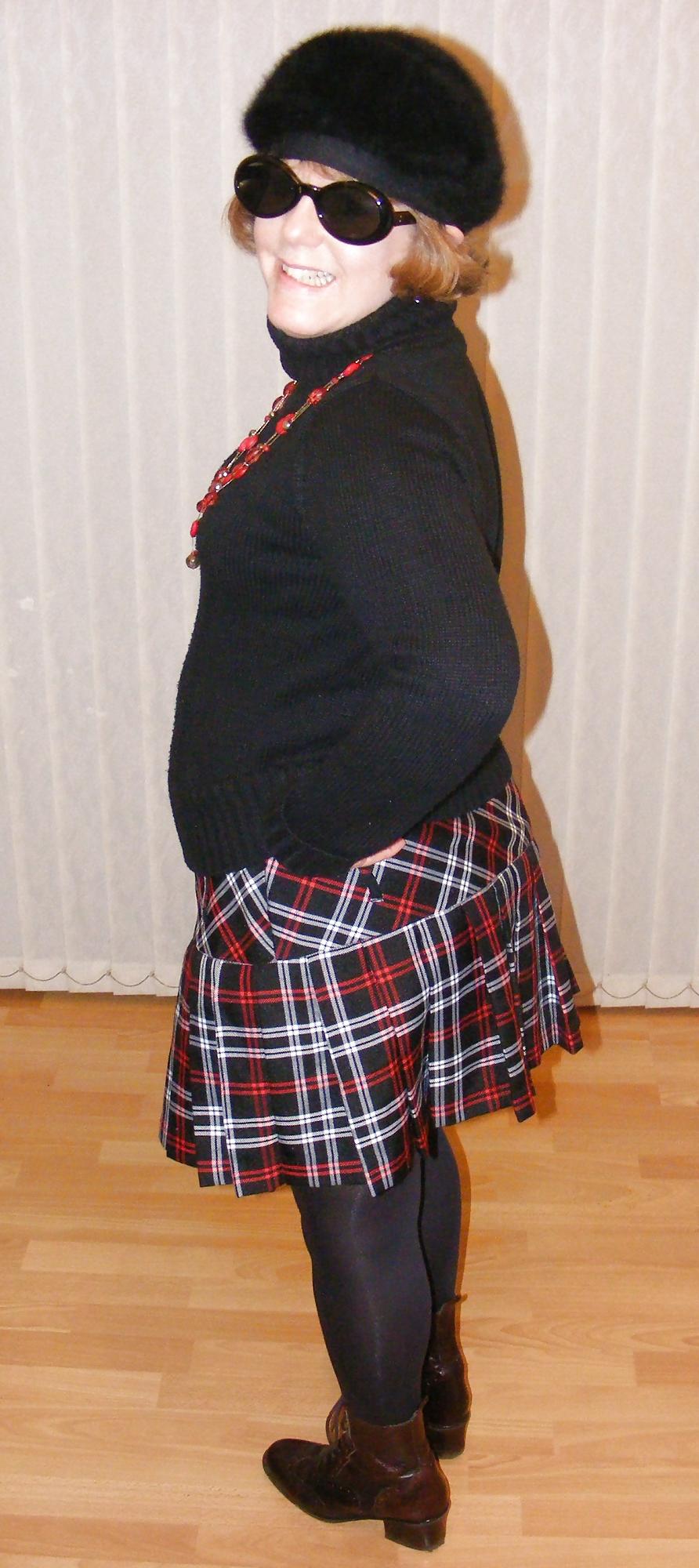 25P Short tartan skirt and shiny tights