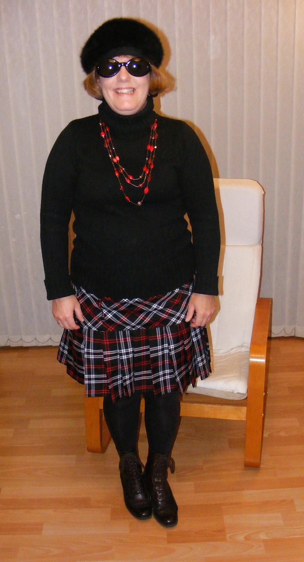 25P Short tartan skirt and shiny tights